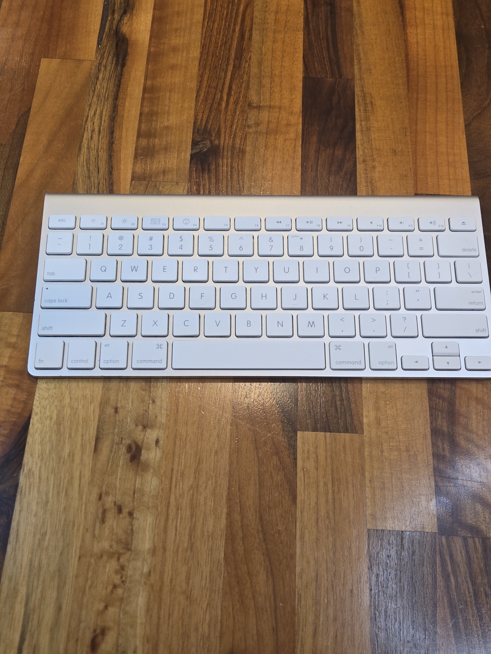 Apple Wireless Bluetooth Keyboard in White and Silver Aluminum